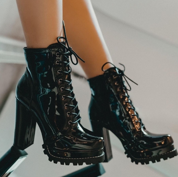 𝙇𝙖𝙨𝙩 𝙎𝙞𝙯 8.5🥇🖤Patent Lug Sole Lace Up Platform Boot - BLACK - Picture 5 of 16